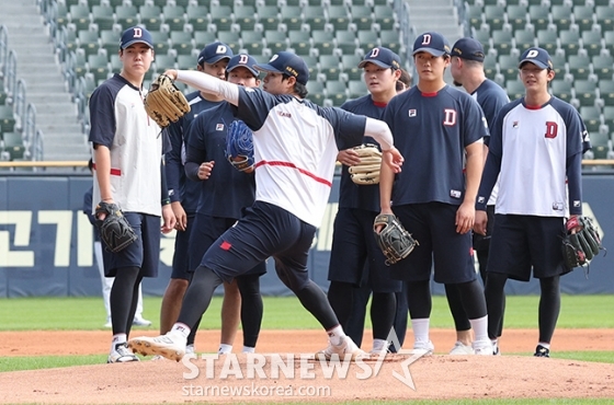 [포토] 수비 훈련 집중하는 두산 투수진