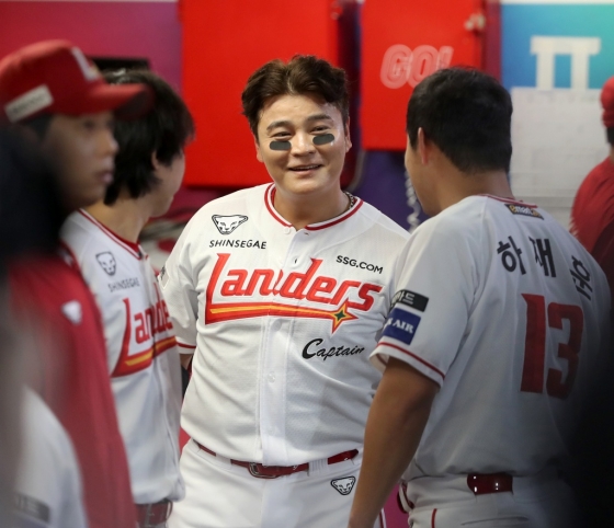 추신수가 30일 인천 SSG 랜더스필드에서 열린 2024 신한 SOL 뱅크 KBO 리그 키움 히어로즈와 홈 경기에서 8회말 1사 후 대타로 출전하며 사실상 현역 마지막 경기를 치렀다. 타격을 마친 추신수의 모습. /사진=SSG 랜더스 제공