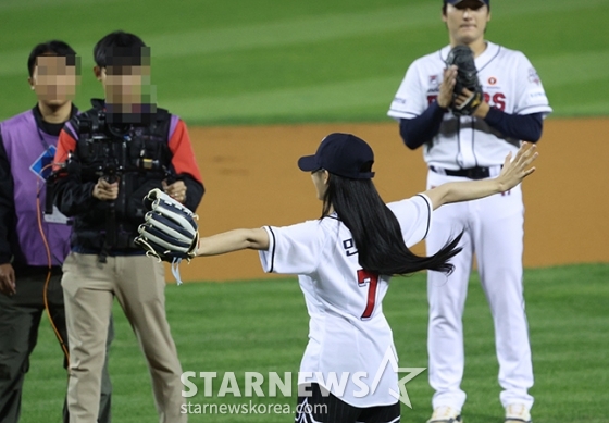 [포토] 민지 세리머니에 곽빈 물개박수