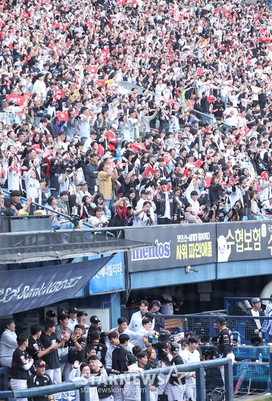 [포토] 잠실 꽉 채운 수원의 함성