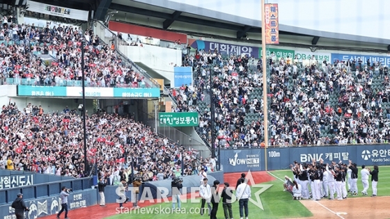 [포토] 팬들과 함께 기적을 쓴 KT 위즈