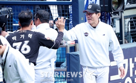 [포토] 이강철 '더도 말고 덜도 말고 오늘만 같아라'