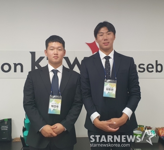 2025 KT 신인 2라운드 박건우(왼쪽)와 1라운드 김동현. /사진=김동윤 기자