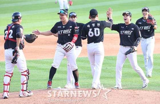 [포토] KT '오늘도 축제로구나'