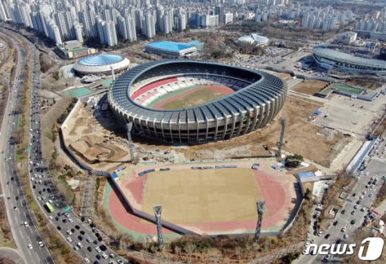 지난 3월 24일 오후 서울 송파구 잠실종합운동장 올림픽주경기장에서 리모델링 공사가 진행되고 있다. 1988년 서울 올림픽 개최 이후 40여년 만에 리모델링 되는 올림픽주경기장은 2026년 12월 말까지 3년 간의 공사를 거쳐 스포츠·문화 복합공간으로 탈바꿈한다. /사진=뉴스1