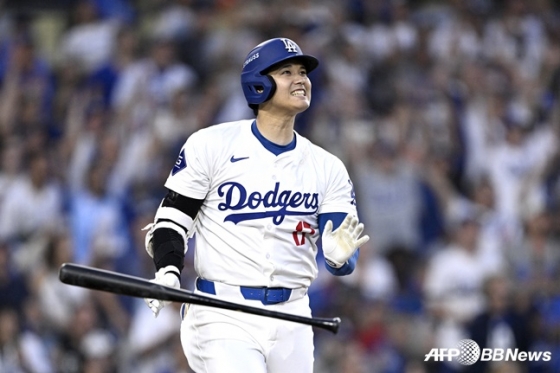 LA 다저스 오타니 쇼헤이가 6일 샌디에이고 파드리스와 NLDS 1차전에서 스리런 홈런을 날리고 배트를 던지고 있다. /AFPBBNews=뉴스1