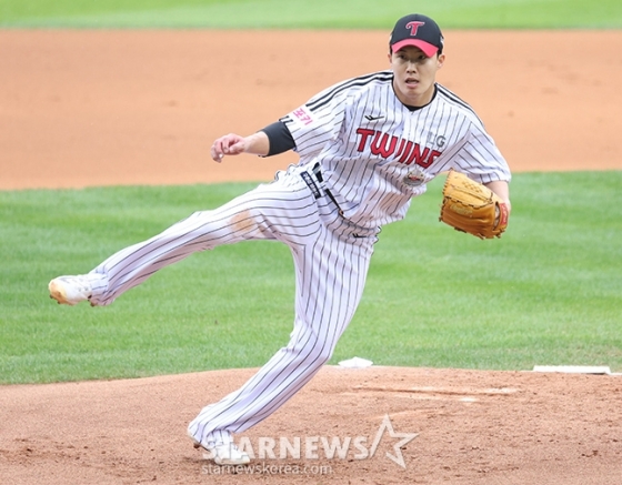 '2024 KBO 포스트시즌 준플레이오프 2차전' LG-KT전이 6일 서울 잠실야구장에서 열렸다.  LG 선발 임찬규가 역투하고 있다. /사진=김진경 대기자  /사진=김진경 대기자