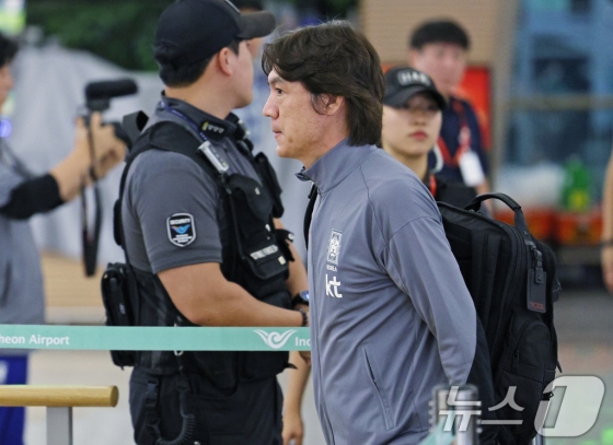 홍명보 대한민국 축구대표팀 감독이 6일 밤 인천국제공항 제1터미널을 통해 요르단으로 출국하고 있다. /사진=뉴스1