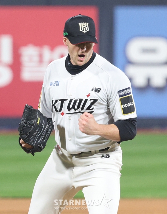 '2024 KBO 포스트시즌 준플레이오프 3차전' KT-LG전이 8일 수원 KT위즈파크에서 열렸다.  KT 선발 벤자민이 역투하고 있다. /사진=김진경 대기자