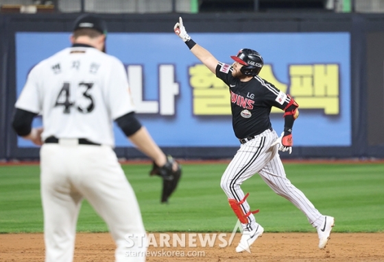 '2024 KBO 포스트시즌 준플레이오프 3차전' KT-LG전이 8일 수원 KT위즈파크에서 열렸다.  LG 오스틴이 5회초 1사 1,2루에서 역전 3점 홈런을 날리고 다이아몬드를 돌고 있다. /사진=김진경 대기자