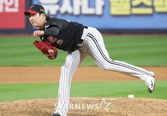 LG 손주영이 8일 수원 케이티 위즈 파크에서 열린 2024 KBO 준플레이오프 3차전에서 역투하고 있다. /사진=김진경 대기자 