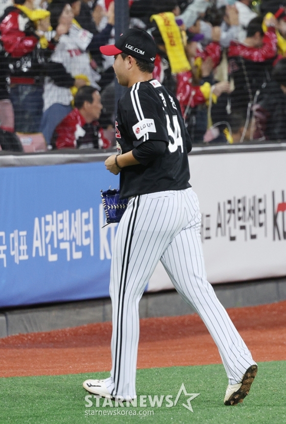 [포토] 유영찬 '2점포 맞고 에르난데스와 교체'