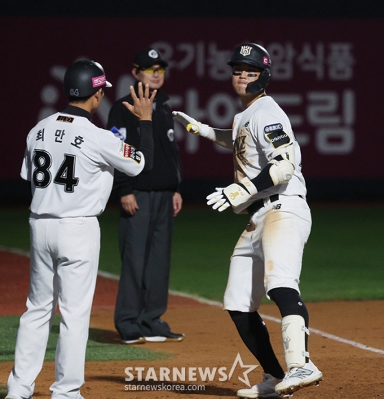 '2024 KBO 포스트시즌 준플레이오프 3차전' KT-LG전이 8일 수원 KT위즈파크에서 열렸다.  KT 배정대가 9회말 2점 홈런을 날린 후 홈인하고 있다. /사진=김진경 대기자