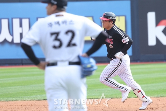 KT 윌리엄 쿠에바스(왼쪽)가 9일 열린 2024 KBO 준플레이오프 4차전에서 2회 초 LG 김현수에게 선제 솔로홈런을 맞고 허탈한 몸짓을 하고 있다. /사진=김진경 대기자 