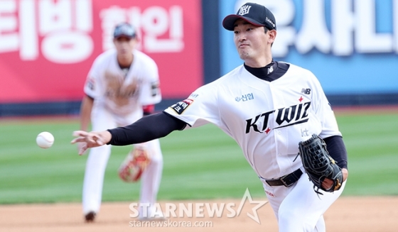 KT 고영표가 9일 열린 2024 KBO 준플레이오프 4차전에서 역투하고 있다. /사진=김진경 대기자