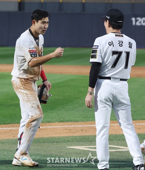 '2024 KBO 포스트시즌 준플레이오프 4차전' KT-LG전이 9일 수원 KT위즈파크에서 열렸다.  연장 11회말 2사 만루에서 KT 심우준이 내야땅볼로 역전을 한 후 이강철 감독의 축하를 받고 있다. /사진=김진경 대기자