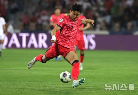 오현규가 10일(한국시각) 요르단 암만 국제경기장에서 열린 한국 대 요르단의 2026 북중미월드컵 아시아 3차 예선 3차전에서 슈팅을 시도하고 있다. /사진=뉴시스