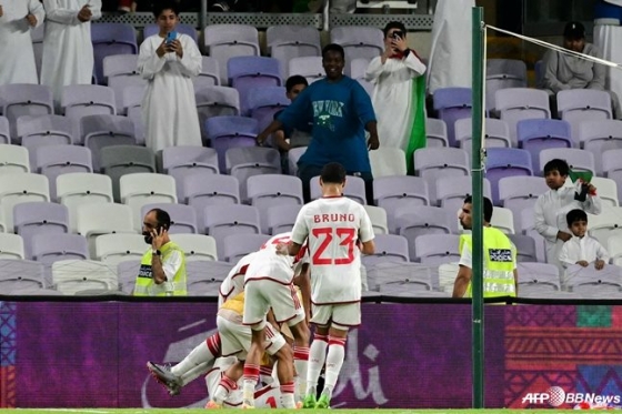 UAE 선수들이 11일(한국시간) UAE 알 아인의 하자 빈 자예드 스타디움에서열린 2026 국제축구연맹(FIFA) 북중미월드컵 아시아 지역 3차 예선 A조 3라운드에서 득점 후 기뻐하고 있다. /AFPBBNews=뉴스1