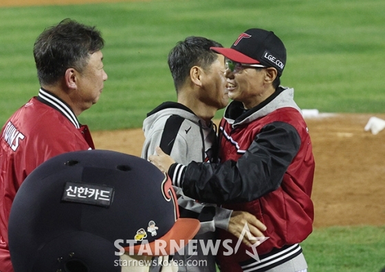 [포토] 염경엽 감독 '사장, 단장과 차례로 포옹'