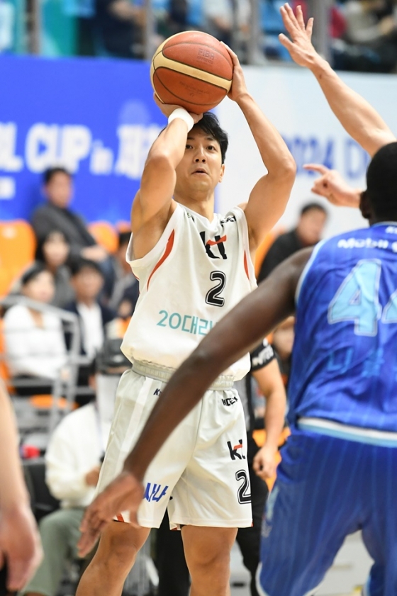 슛을 쏘는 허훈(왼쪽). /사진=KBL 제공