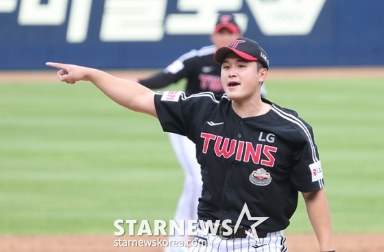  '2024 KBO 포스트시즌 플레이오프 1차전' 삼성-LG전이 13일 대구 삼성라이온즈파크에서 열렸다.   LG 선발 최원태가 투구 후 어딘가를 가리키고 있다. /사진=김진경 대기자