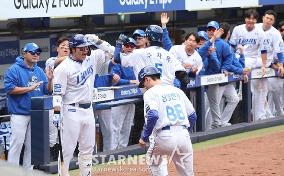 홈런을 친 구자욱(가운데)을 동료들이 격하게 반기고 있다. /사진=김진경 대기자