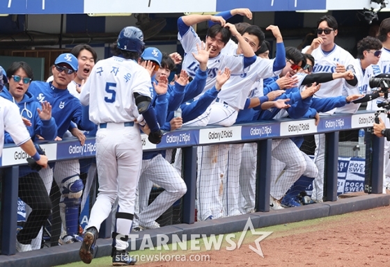 [포토] 구자욱 '여기도 저기도 하트로구만'