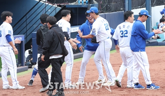 [포토] 김윤수 '더그아웃으로 힘찬 발걸음'