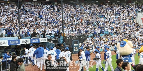 '2024 KBO 포스트시즌 플레이오프 1차전' 삼성-LG전이 13일 대구 삼성라이온즈파크에서 열렸다.  LG에 10-4로 승리한 삼성 선수들이 박진만 감독과 팬들의의 환영을 받고 있다. /사진=김진경 대기자