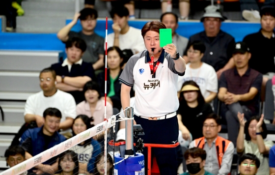 그린카드를 든 주심. /사진=한국배구연맹(KOVO) 제공