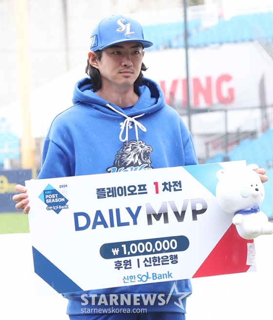 [포토] 구자욱 '뒤늦은 MVP 시상식'