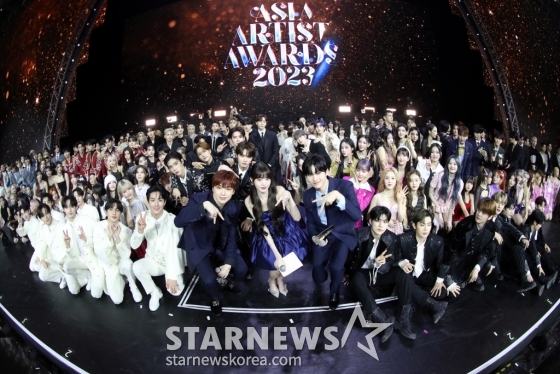 14일 필리핀 아레나에서 열린 '2023 아시아 아티스트 어워즈 인 필리핀'(2023 Asia Artist Awards IN THE PHILIPPINES, 이하 '2023 AAA')에서 참석자들이 기념촬영을 하고 있다.   '2023 AAA'는 스타뉴스가 주최하고 Asia Artist Awards 조직위원회, TONZ 엔터테인먼트, PULP Live World가 공동 주관한다. 그룹 아이브(IVE) 장원영, 가수 강다니엘, 그룹 제로베이스원 성한빈이 MC를 맡았다. 2023.12.14 /사진=임성균