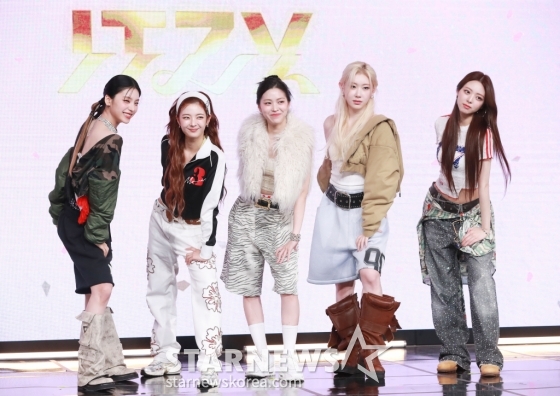 걸그룹 있지(ITZY)가 15일 오후 서울 여의도 콘래드호텔에서 진행된 새 미니 앨범 'GOLD'(골드) 발매기념 기자간담회에 앞서 포즈를 취하고 있다. /2024.10.15 /사진=이동훈