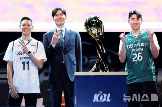 왼쪽부터 원주 DB의 이관희, 김주성 감독, 강상재가 15일에 열린 KBL 미디어데이에서 포즈를 취하고 있다. /사진=뉴시스 제공