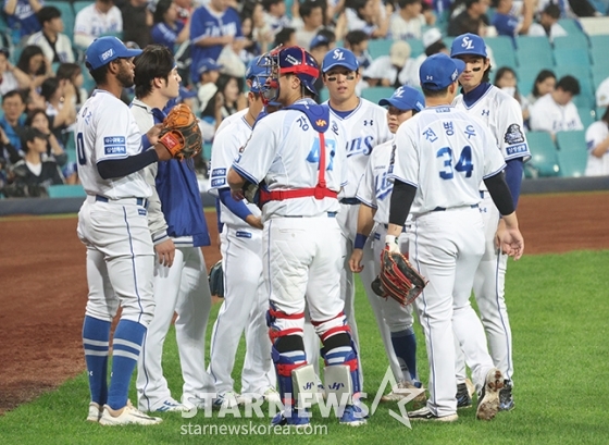 [포토] 구자욱 '오늘도 쌍둥이 사자굴에 가둔다'