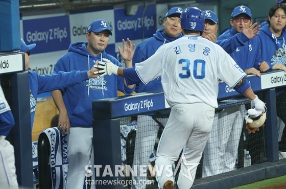 [포토] 김영웅 '감독님 스치기만 해도 짜릿'