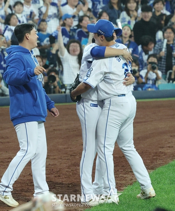 [포토] 원태인 '고마워 김윤수'