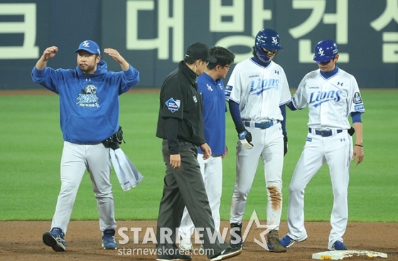 [포토] 삼성 트레이너 '구자욱 괜찮은 게 아니었어'