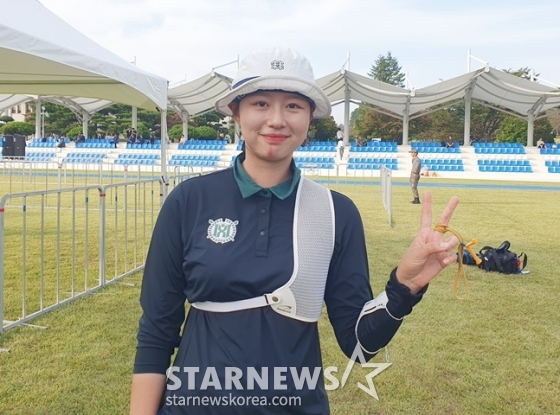 임시현(한국체대)이 16일 경남 진주시 공군교육사령부 연병장에서 열린 제105회 전국체육대회 양궁 여자 대학부 결승에서 우승을 차지한 후 포즈를 취하고 있다. /사진=양정웅 기자  