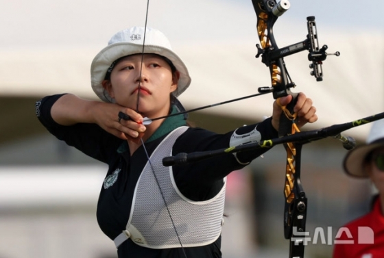 임시현이 16일 경남 진주시 공군교육사령부 연병장에서 열린 제105회 전국체육대회 양궁 여자 대학부 결승전에 나서고 있다. /사진=뉴시스 