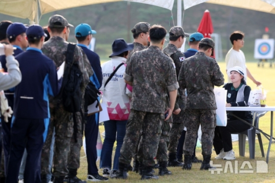 양궁 임시현(맨 오른쪽)이 16일 경남 진주시 공군교육사령부 연병장에서 열린 제105회 전국체육대회 양궁 여자 대학부 결승에서 우승을 차지한 후 즉석 팬사인회를 열고 있다. /사진=뉴시스 