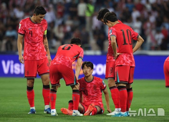 그라운드에 주저 앉은 엄지성(가운데)의 모습. /사진=뉴시스