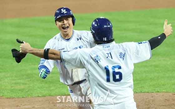 김헌곤(왼쪽)이 5회말 투런 홈런을 날리고 류지혁의 환영을 받고 있다. /사진=김진경 대기자