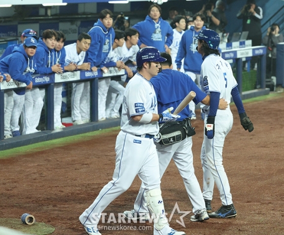 2차전에서 부상을 당한 구자욱(오른쪽)이 스태프의 부축을 받고 더그아웃으로 향하고 있다. /사진=김진경 대기자