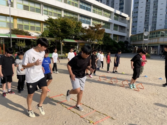 서울 이랜드 이동률(왼쪽)이 서울월정초등학교 학생들을 대상으로 일일지도를 하고 있다. /사진=서울 이랜드 FC