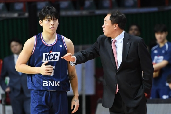 KCC 김동현(왼쪽)과 전창진 감독. /사진=KBL 제공