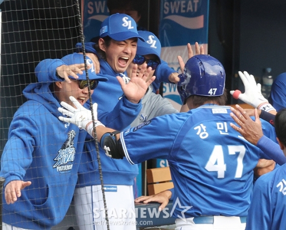 삼성 강민호(오른쪽)가 19일 LG와 PO 4차전에서 8회초 결승 홈런을 날리고 박진만 감독(왼쪽), 구자욱과 함께 포옹을 나누고 있다. /사진=김진경 대기자