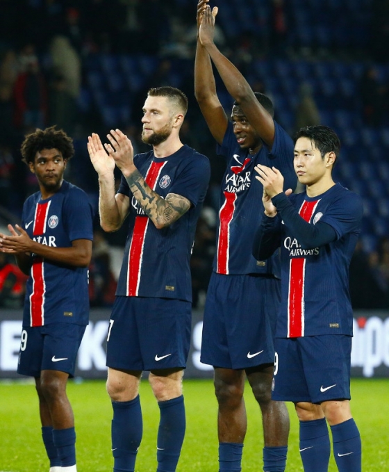  이강인(가장 오른쪽)이 PSG 동료들과 함께 팬들에게 인사하고 있다. /사진=PSG 공식 SNS