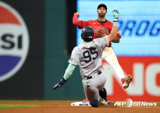 클리블랜드의 브라얀 로키오(위쪽)이 20일(한국시간) 클리블랜드와 2024 메이저리그 ALCS 5차전 7회초에서 병살타를 만들기 위해 1루로 송구하고 있다. /AFPBBNews=뉴스1