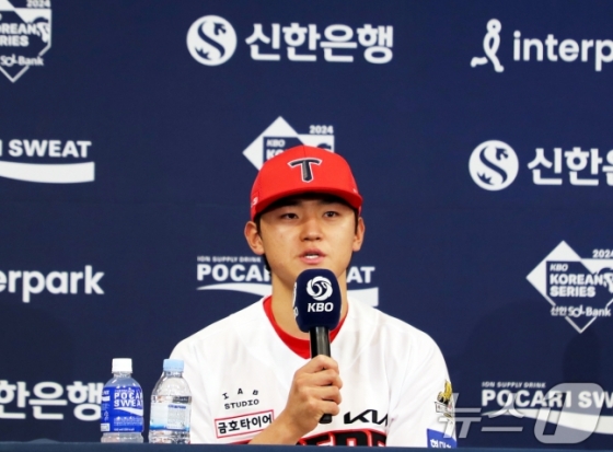 KIA 김도영이 20일 열린 2024 KBO 한국시리즈 미디어데이에서 취재진과 인터뷰에 응하고 있다. /사진=뉴스1 제공